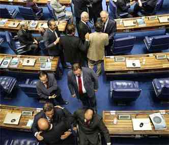 A sesso teve que ser interrompida para que o senador Acio Neves fosse cumprimentado aps o discurso (foto: Fbio Pozzebom/Abr )
