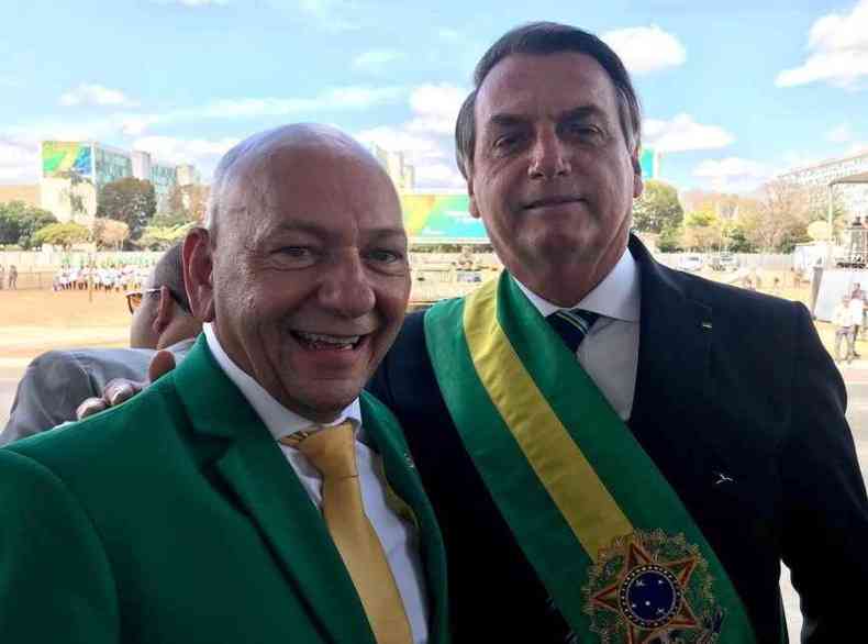 Luciano Hang e Bolsonaro posam para fotos