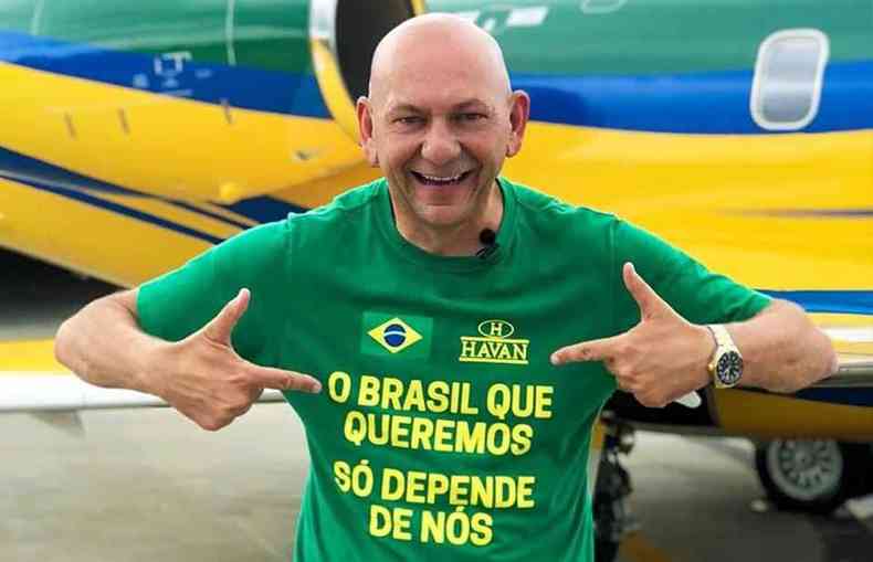 Luciano Hang com blusa em apoio a Jair Bolsonaro