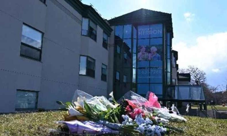 Flores em homenagens aos idosos mortos em asilo no Canadá(foto: Eric Thomas/AFP) Flores em homenagens aos idosos mortos em asilo no Canadá(foto: Eric Thomas/AFP)
