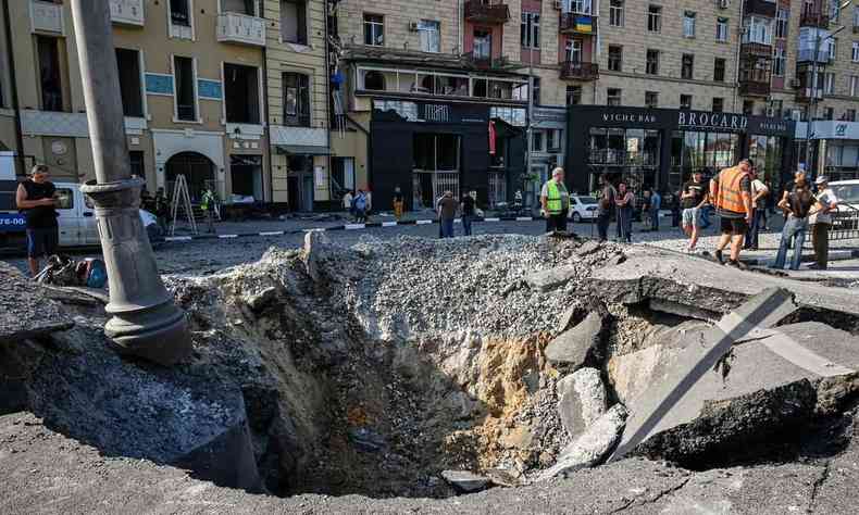 Cratera aberta por bombardeio russo contra a Ucrnia, em Kharkiv