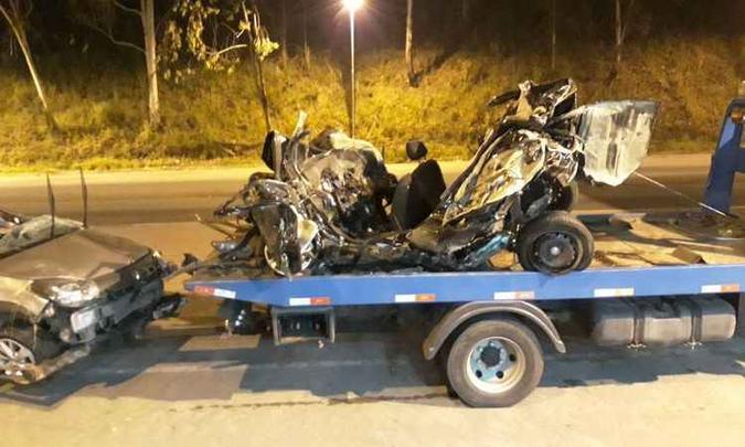 Carro em que estavam o jornalista Ronaldo Lenoir e o criador do site Bhaz, Pedro Guadalupe, ficou destruído após batida na 381(foto: PRF/Divulgação) Carro em que estavam o jornalista Ronaldo Lenoir e o criador do site Bhaz, Pedro Guadalupe, ficou destruído após batida na 381(foto: PRF/Divulgação)