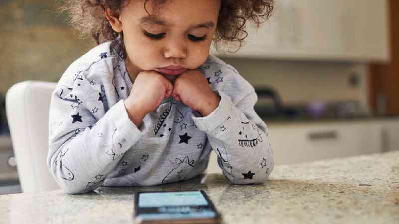  Crianças no celular: quanto tempo devem usar e 7 sinais de excesso 
