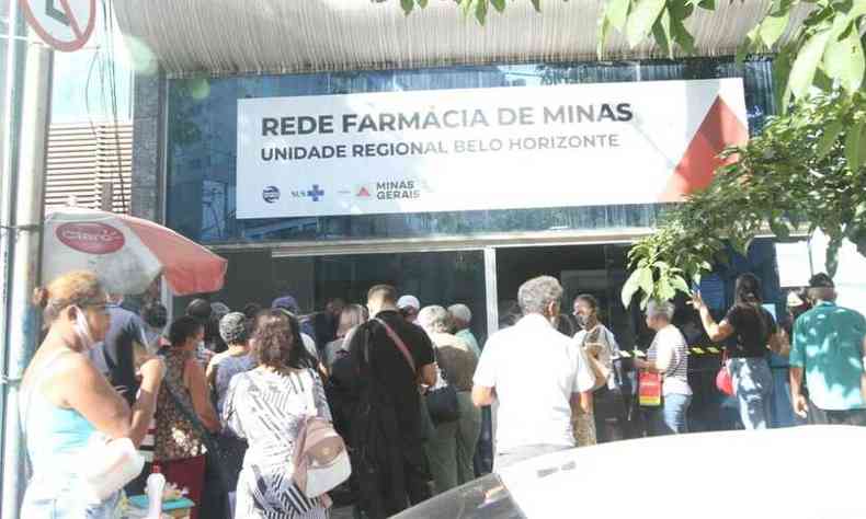 Fila na entrada da Farmácia de Minas para retirada de remédios gratuitos