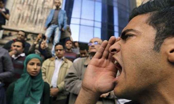Homem protesta contra deciso da corte egpcia de absolver Mubarak pelos crimes de assassinato(foto: REUTERS/Mohamed Abd El Ghany )