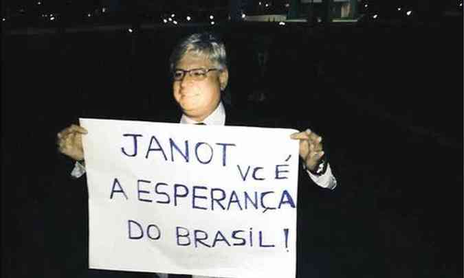 Rodrigo Janot com cartaz recebido de manifestantes na ltima segunda: 