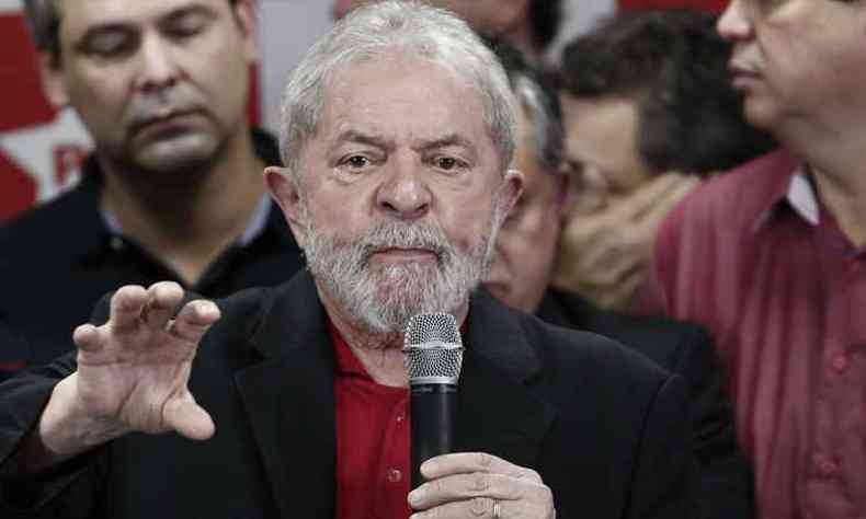 Lula durante coletiva nesta quinta-feira (12) para comentar a sentena de Moro que o condenou a 9 anos e meio por corrupo passiva e lavagem de dinheiro(foto: / AFP / Miguel SCHINCARIOL )