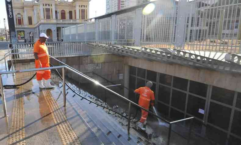 Prefeitura de BH limpando escadaria da estao central