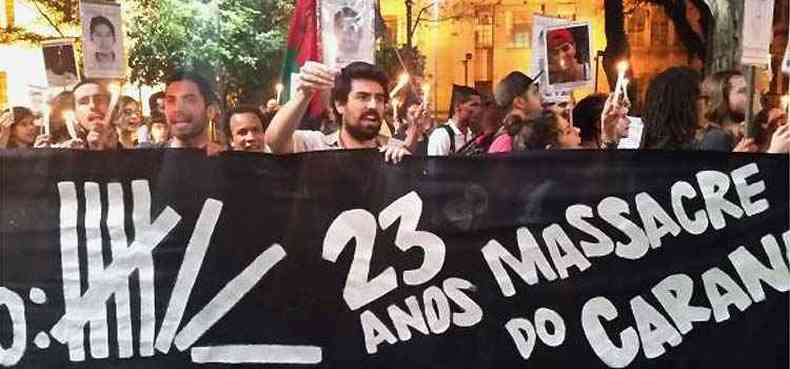 Os 23 anos do Massacre do Carandiru foram lembrados por uma manifestao que percorreu locais simblicos da capital paulista(foto: Camila Boehm/Agncia Brasil)