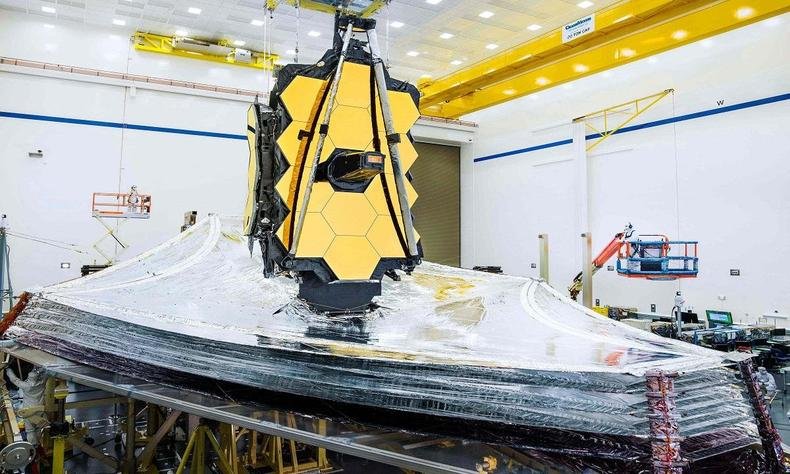 De acordo com a Nasa, a presença de moléculas como a CH3+ permite que se estude o surgimento da vida na Terra e também é possível que ela esteja presente em outras regiões do universo(foto: AFP PHOTO / NASA/Chris GUNN) Telescópio James Webb, antes do lançamento
