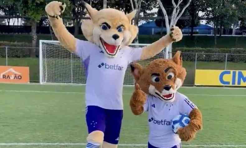 O Raposão e o Raposinho, mascotes do Cruzeiro, em versão 2023