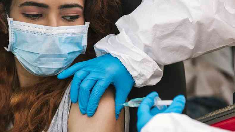 Mulher sendo vacinada