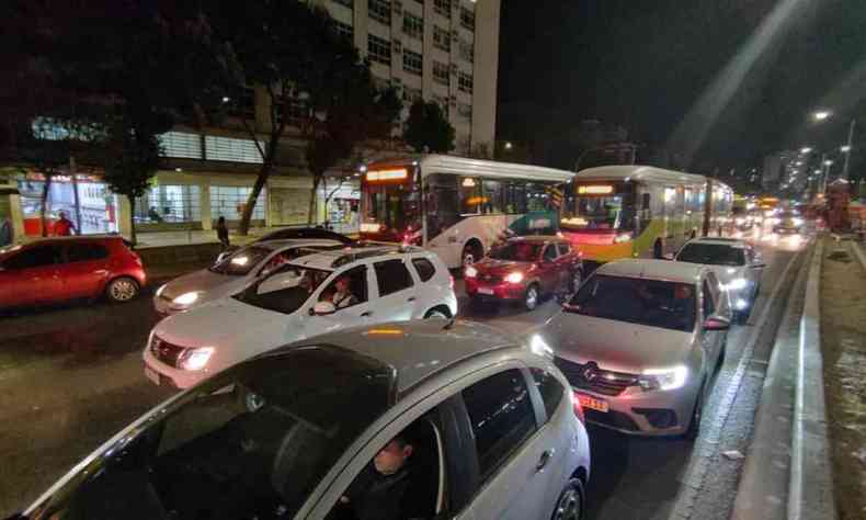 Transito engarrafado em BH perto da Praa da Estao