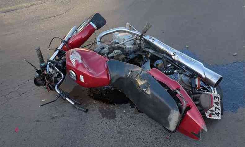 A moto de Fabiano Pereira da Silva, de 26 anos, foi arremessada com o impacto da batida(foto: Reproduo da internet/WhatsApp)
