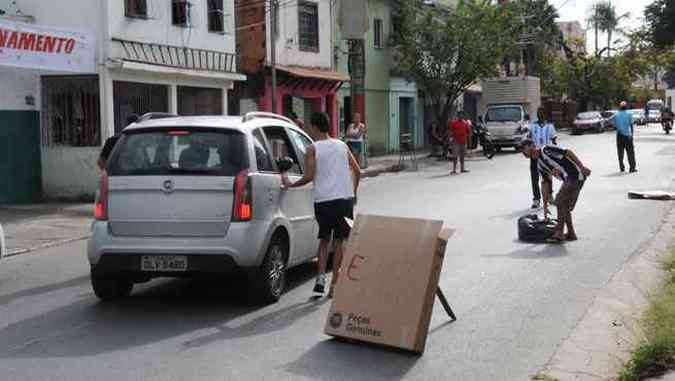 Flanelinhas buscam clientes na Pampulha por valores que chegam a R$ 100(foto: Paulo Filgueiras/EM/D.A.Press)