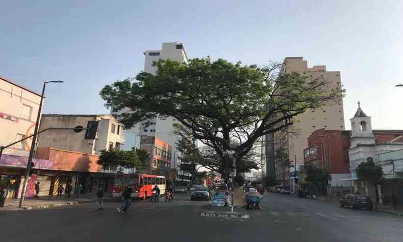 Cu em BH, azul e sem nuvens