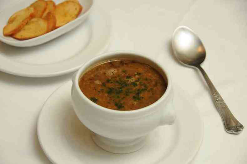 Sopa de rabada com torradas de baguete (Taste-Vin)(foto: Tlio Santos/EM/D.A Press)