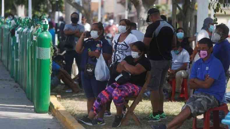 Peruanos aguardando reabastecimento de cilindros oxignio em Lima; em comparao com o Brasil, pas andino teve o pior desempenho na pandemia e, assim como Manaus, viveu caos na sade(foto: Reuters)
