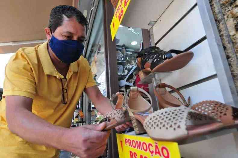Cludio Rocha, proprietrio de loja de calados afirma que  preciso mais nibus (foto: Gladyston Rodrigues/EM/D.A.Press)