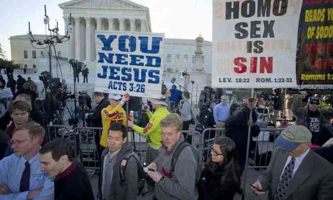 Grupos religiosos tambm estiveram presentes, protestando de forma contrria ao casamento gay(foto: AFP PHOTO/JOHNNY BIVERA )