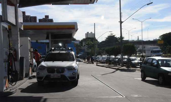 Espera continuou longa ontem em postos de Belo Horizonte, com filas de diferentes estabelecimentos se encontrando pelas ruas da capital (foto: Paulo Filgueiras/EM/DA Press) Espera continuou longa ontem em postos de Belo Horizonte, com filas de diferentes estabelecimentos se encontrando pelas ruas da capital (foto: Paulo Filgueiras/EM/DA Press)