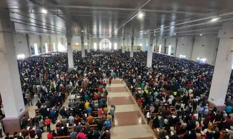 Igreja cheia de pessoas em p