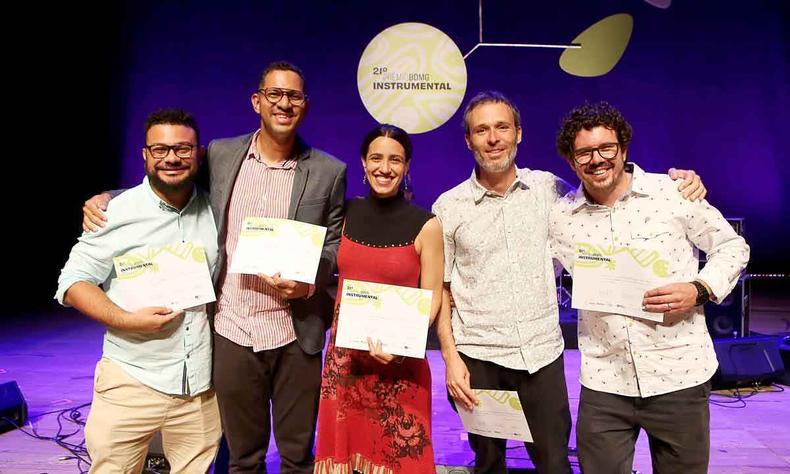 Sillas Prado, Ulisses Luciano, Nara Pinheiro, Flvio Danza e Rodrigo Mendona sorriem para a cmera