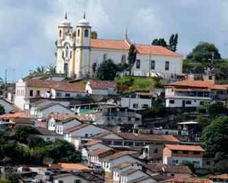 Igreja de Nossa Senhora do Rosário e Santa Efigênia, no alto do Morro da Cruz, destaca-se na paisagem da cidade histórica(foto: BETO NOVAES/EM/D.A PRESS)