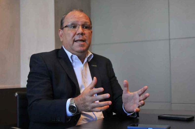 Marcelo de Souza e Silva fala e gesticula