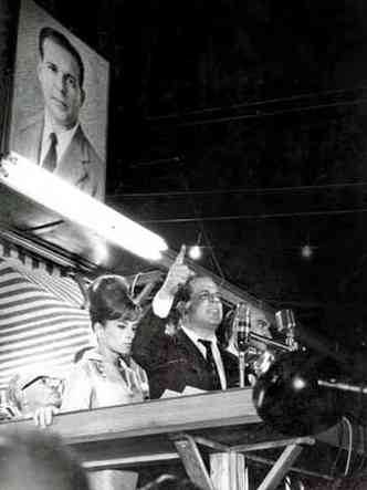 Ao lado da primeira-dama, Maria Tereza, Jango anunciou sua inteno de implantar reformas de base em comcio na Central do Brasil, no Rio de Janeiro, em 13 de maro de 1964(foto: JOO DE ALMEIDA/O CRUZEIRO 13/3/64)