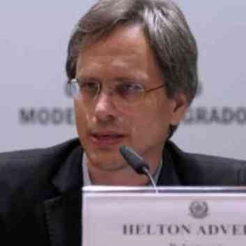 O professor Helton Adverse