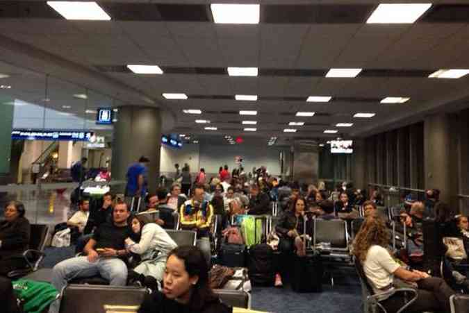 Clientes aguardam orientaes da American Airlines sobre voo para BH(foto: Fernanda Borges/EM DA Press)
