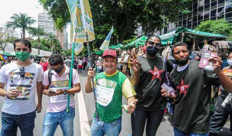 Cabos eleitorais foram  Feira Hippie fazer campanha(foto: Leandro Couri/EM/DA PRESS)