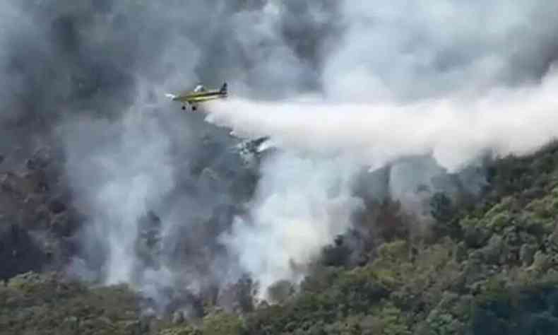 Os aviões Air Tractor dão apoio no combate aos focos do incêndio, em Ibitipoca, onde é impossível chegar por terra(foto: Divulgação / Corpo de Bombeiros de Minas Gerais)