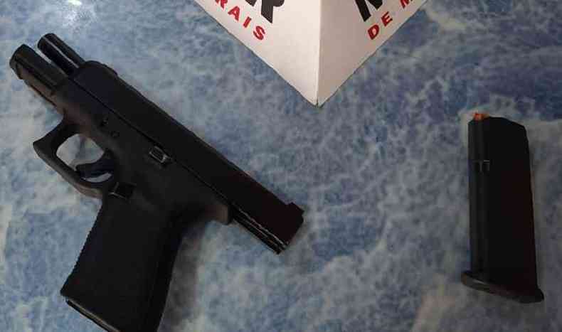 A pistola Glock 9mm apreendida pela polcia(foto: PMMG/Divulgao)