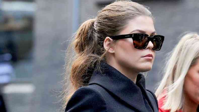 Uma das primeiras influencers de grande alcance no Instagram, Belle Gibson propagava que havia se curado de doena por meio de dieta. Quando farsa foi descoberta, ela se tornou alvo da Justia(foto: ANDREW HENSHAW PHOTOGRAPHY / BBC Three)