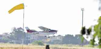 Gastos para encher o tanque das aeronaves na Pampulha so dobrados. Perda de tempo  outro incmodo(foto: Alexandre Guzanshe/EM/D.A Press )