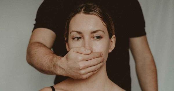 Especialistas alertam para o combate aos tipos de violência contra a mulher - Estado de Minas