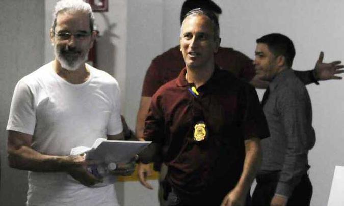 Luiz Estevão: no momento da operação, durante a partida da Seleção Brasileira, o ex-senador teria tentado descartar cinco pen-drives, que acabaram recolhidos pelos policiais (foto: Helio Montferre/Esp. CB/D.A Press ) Luiz Estevão: no momento da operação, durante a partida da Seleção Brasileira, o ex-senador teria tentado descartar cinco pen-drives, que acabaram recolhidos pelos policiais (foto: Helio Montferre/Esp. CB/D.A Press )