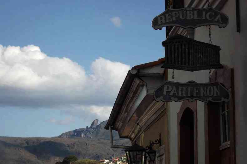 Na foto, fachada da Repblica Partenon, em Ouro Preto