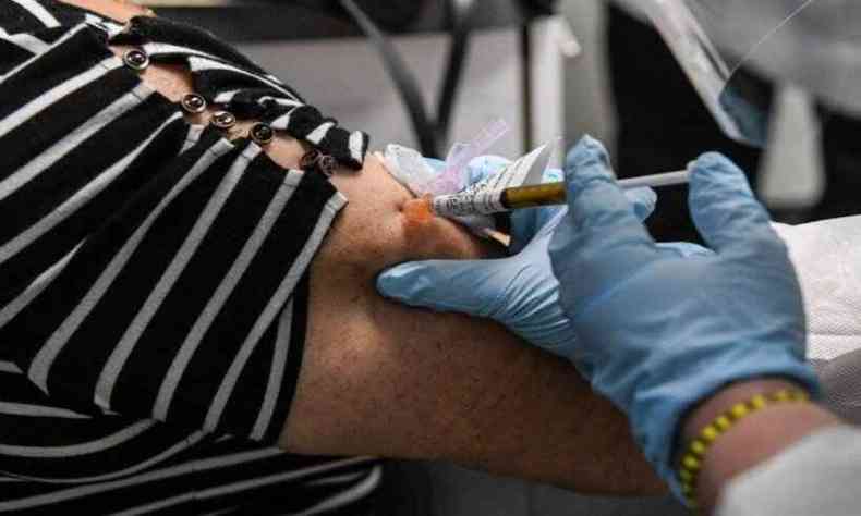Anvisa elabora guia com informaes necessrias para autorizar o uso emergencial de vacinas (foto: CHANDAN KHANNA / AFP)