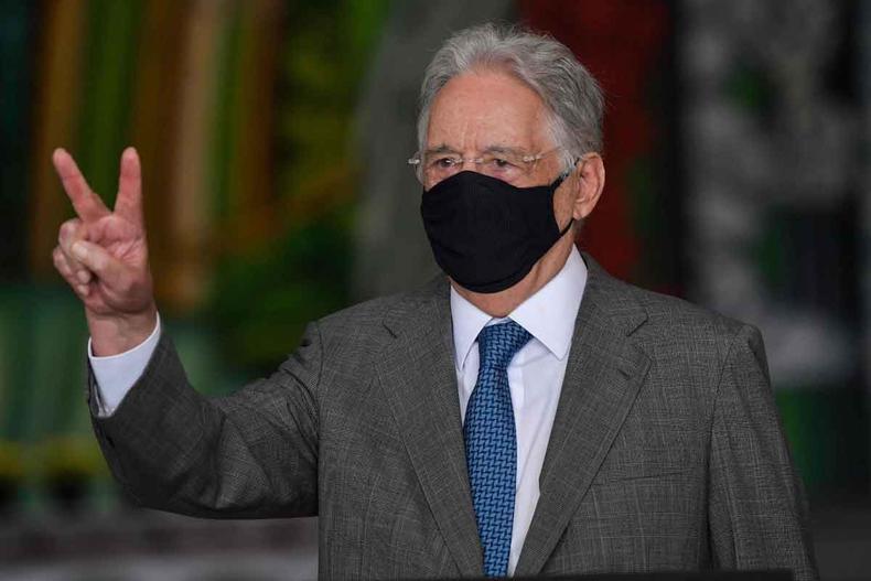 O ex-presidente Fernando Henrique Cardoso diz, abertamente, que foi um erro a mudança de regra, ocorrida em seu governo(foto: Nelson Almeida/AFP - 25/1/21 ) Fernando Henrique Cardoso, em foto usando máscara, por causa da pandemia