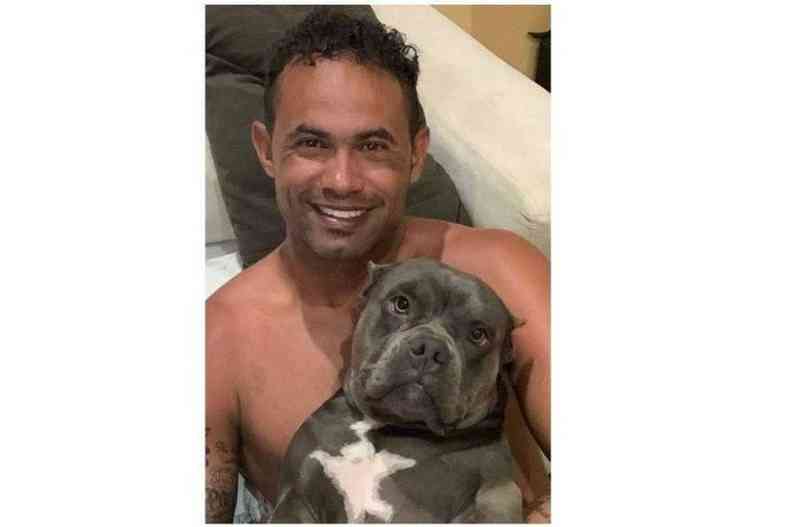 Goleiro Bruno posta foto com cadela pitbull 