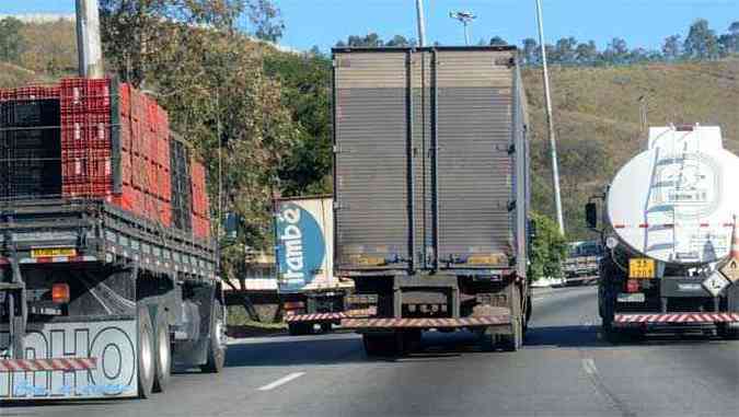 Caminhoneiros ignoram regras de trânsito e desprezam faixa da direita -  Gerais - Estado de Minas