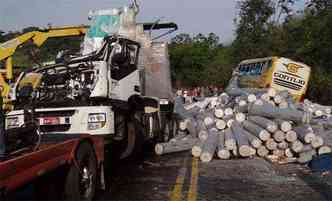 Acidente que registrou com trs mortos e mais de 30 feridos na BR-381(foto: Wellington Fred/ Jornal Dirio do Ao)