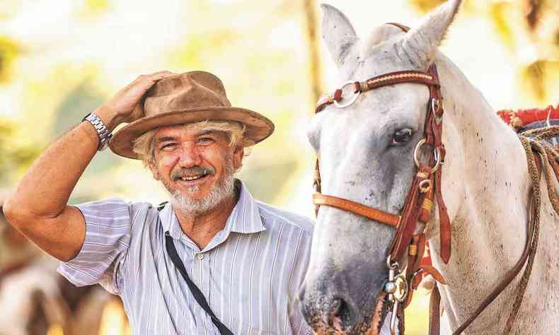 O ator Jackson Antunes sorri, segurando a rdea de cavalo, em cena da novela Pantanal 
