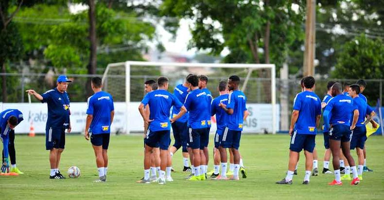 O técnico Adilson Batista ainda não sabe qual grupo terá nas mãos para a temporada(foto: Ramon Lisboa/EM/D.A Press) O técnico Adilson Batista ainda não sabe qual grupo terá nas mãos para a temporada(foto: Ramon Lisboa/EM/D.A Press)
