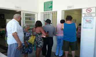 Populao faz fila no Centro de Sade Nossa Senhora Aparecida para garantir a vacina(foto: Jair Amaral: EM/DA Press)