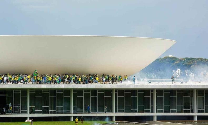 Vndalos no teto de um dos anexos do Congresso Nacional