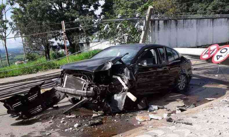 Carro que causou o acidente ficou destrudo(foto: Redes sociais/Reproduo)